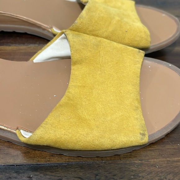 Kenneth Cole Reaction Jolly Low Wedge Golden Yellow Sandal size 6.5 - Picture 4 of 16